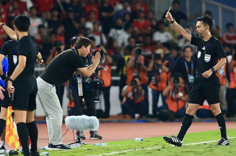 ro-ly-do-khien-hlv-kim-sang-sik-cui-dau-vai-lay-trong-tai